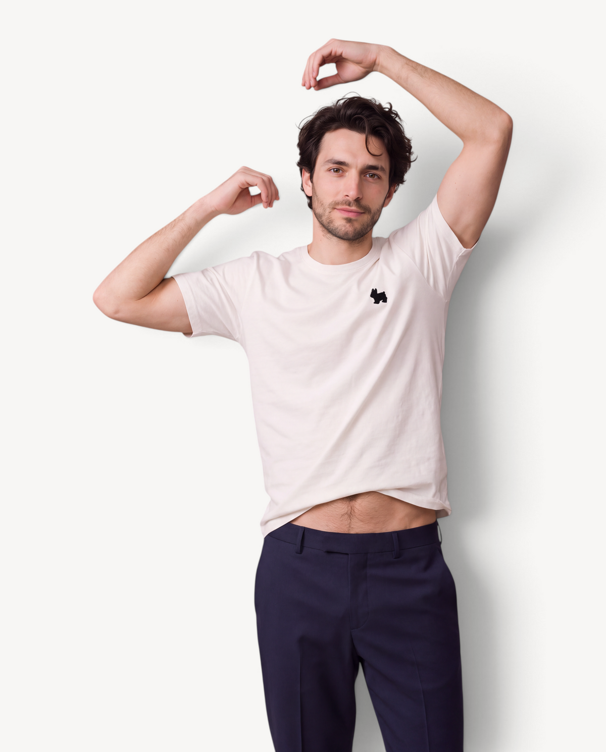 Homme portant un t-shirt Le Comptoir National blanc cassé en coton bio avec broderie Gaston Le Bouledogue noire