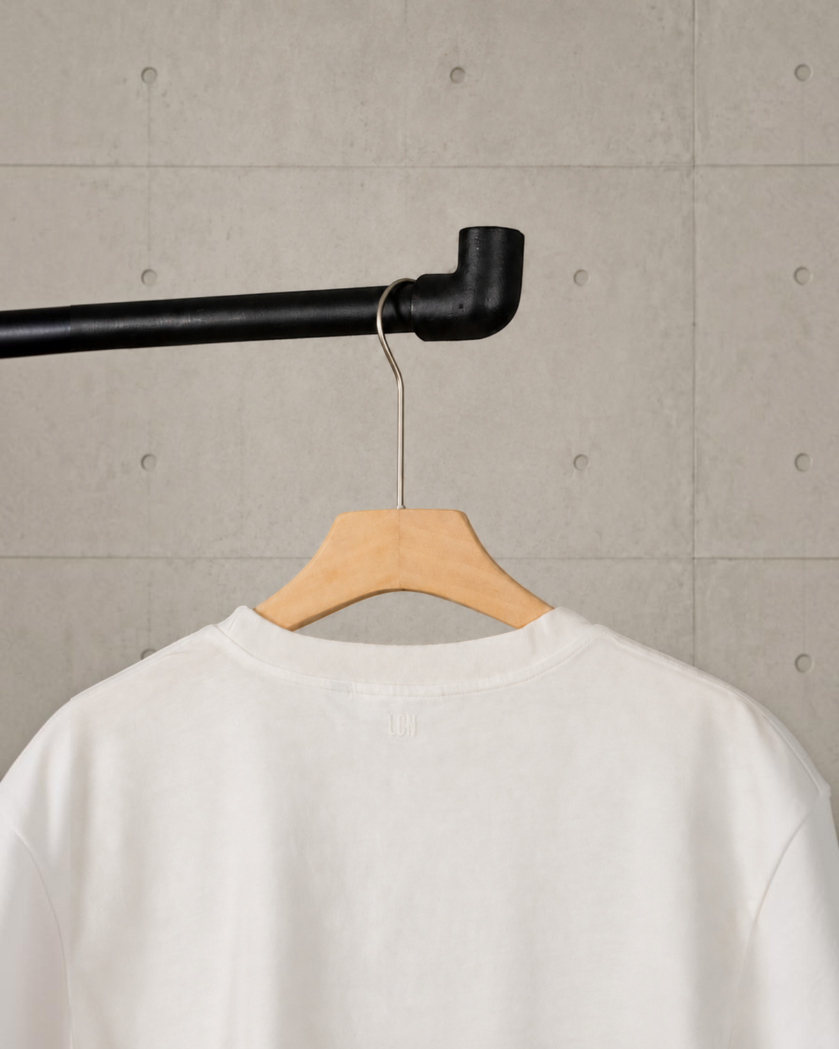 T-shirt Le Comptoir National en coton bio blanc cassé Cloud Dancer avec monogramme LCN brodé sous le col