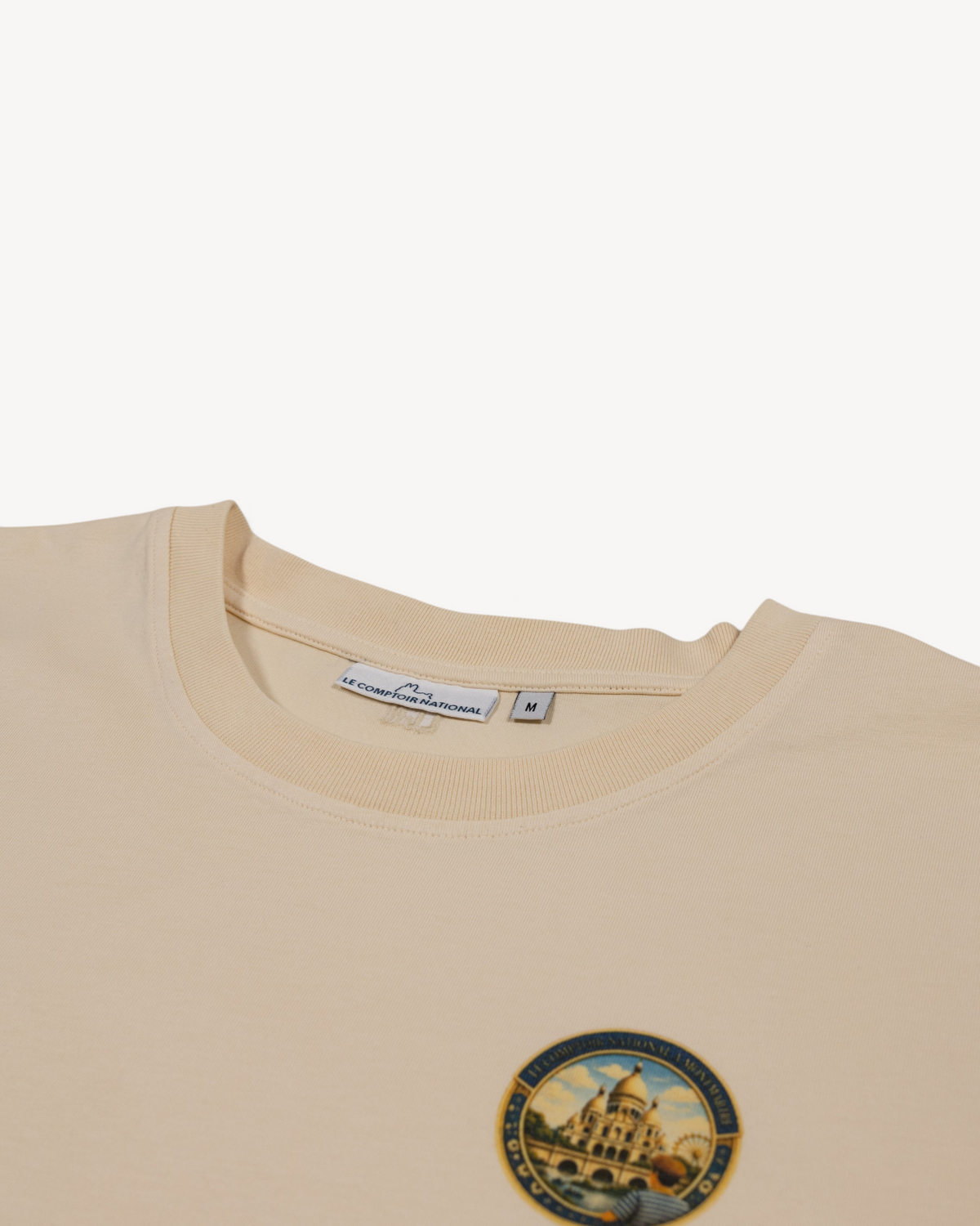 T-shirt Le Comptoir National en coton bio blanc cassé avec écusson graphique Paris et col rond côtelé