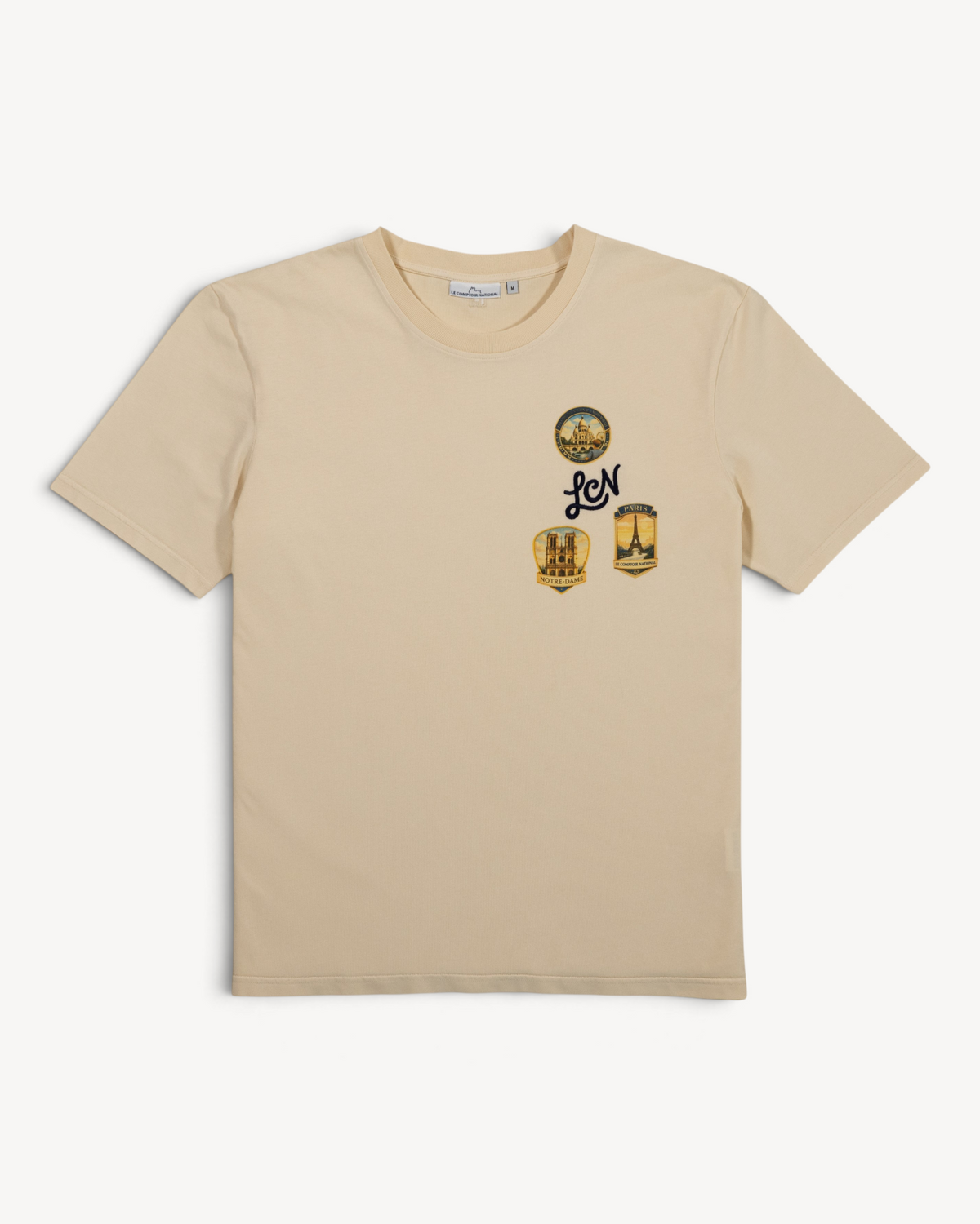 T-shirt Le Comptoir National en coton bio blanc antique avec écussons graphiques de Paris et broderie LCN sur la poitrine