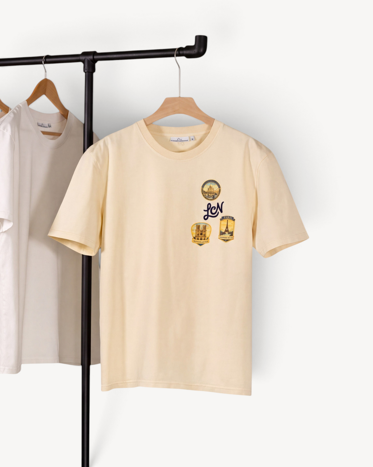 T-shirt Le Comptoir National en coton bio blanc antique avec motifs patch Paris et broderie LCN sur la poitrine