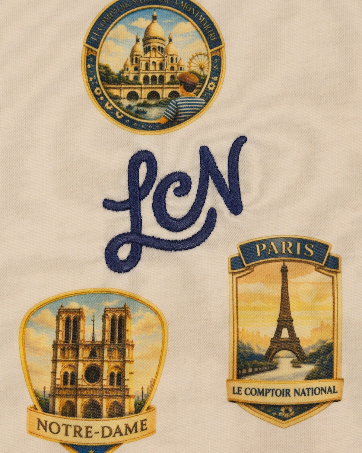 T-shirt Le Comptoir National en coton blanc antique avec écussons graphiques de Paris et broderie bleue LCN