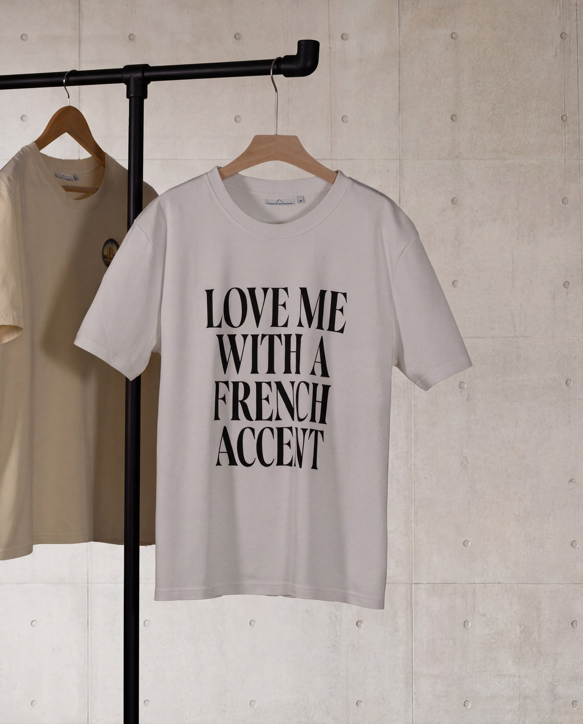 T-Shirt Love Me with a French Accent – Cloud Dancer